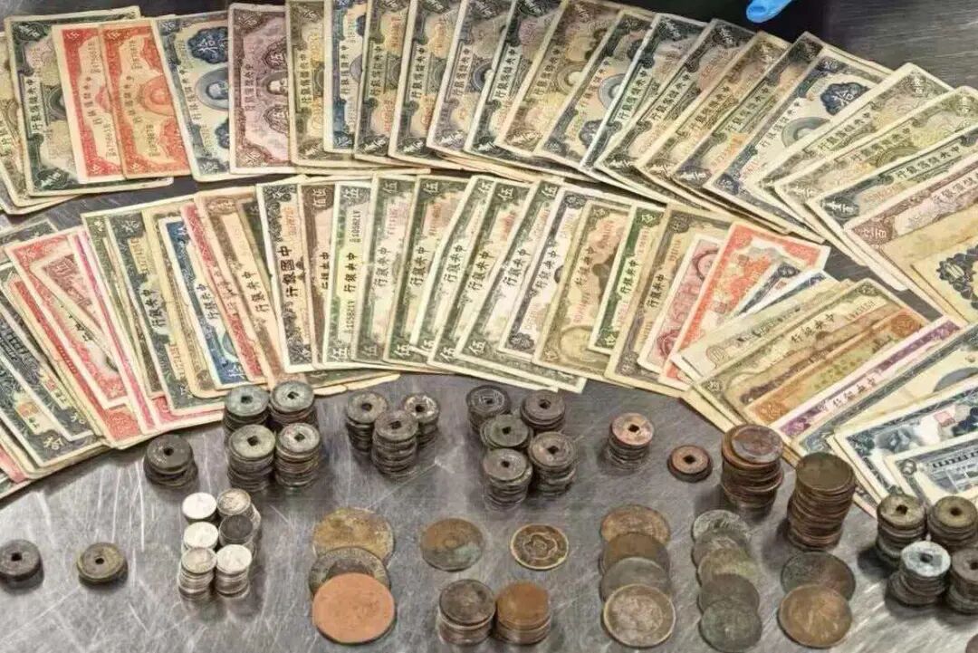 一名外籍出境旅客携带文物钱币680枚、古生物化石42件，被海关查获