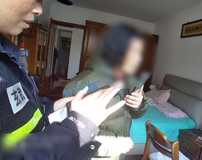 老人取现金20万“炒股”，民警紧急上门拦下