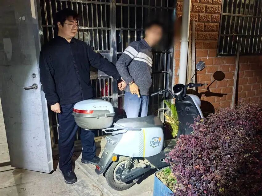 新洲警方14小时为务工人员追回5部被盗手机