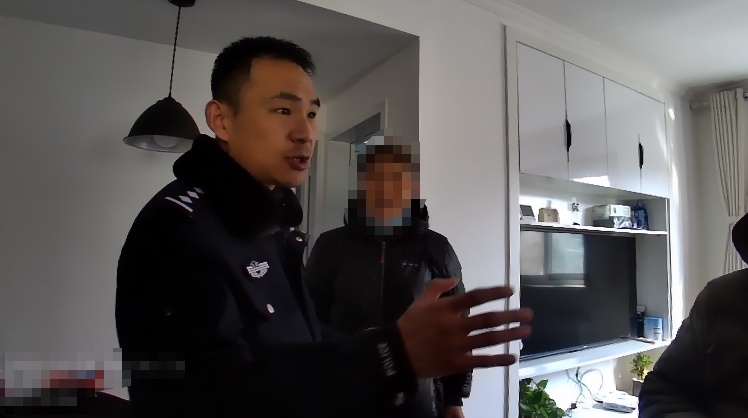 老人取现金20万“炒股”，民警紧急上门拦下