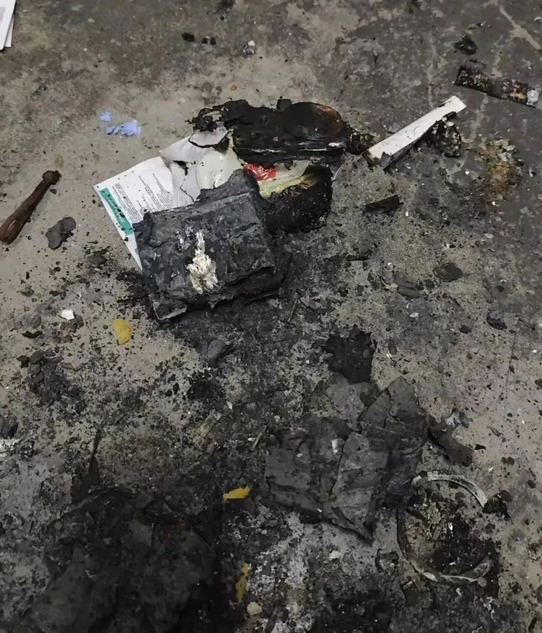 一男子休息时，床头的充电宝突然爆炸，重要提醒