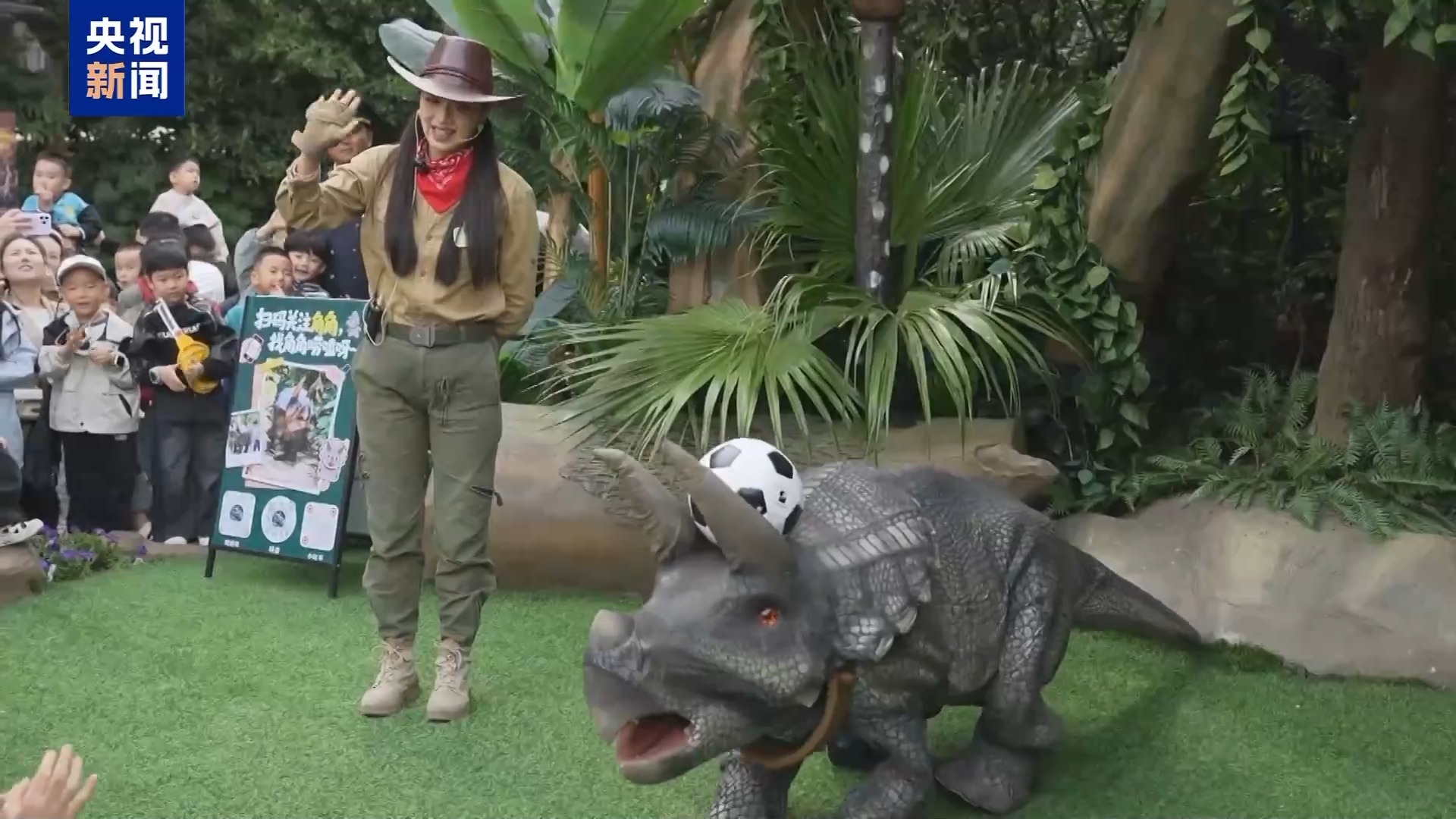 为一场球赴一座城 足球带来可触摸、可收藏的快乐