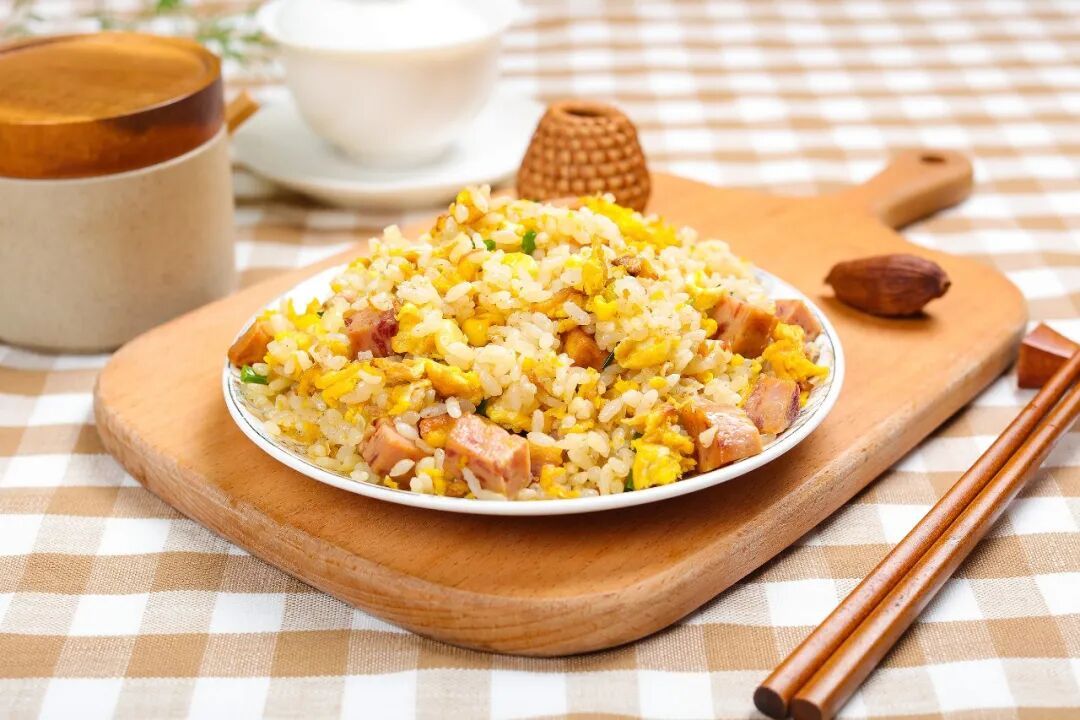 男子点18.8元“海鲜炒饭”，详情页标注含蟹排实际却没有，法院：货不对板构成欺诈