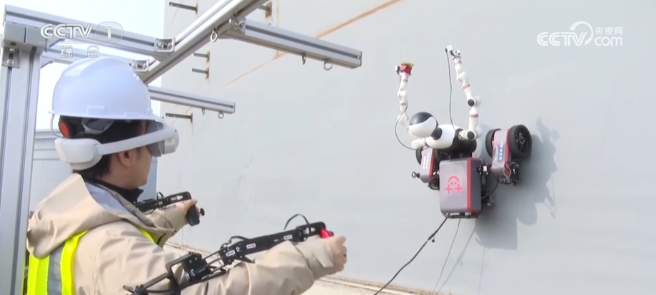 “飞檐走壁”“大力士平仓”……智能工业机器人在高危工作场景大显身手