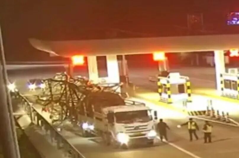 拒检、强行“冲卡”,一司机涉故意毁坏财物罪被刑拘! 拒检、强行“冲卡”,一司机涉故意毁坏财物罪被刑拘!