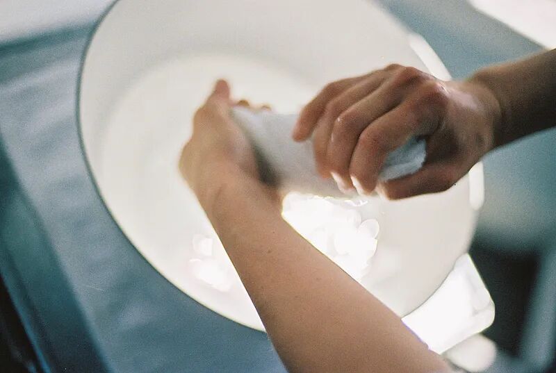 男孩一个动作，手指瞬间被“烧黑”！这些地方千万别乱碰️