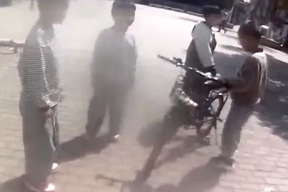 小学生用电话手表报警，民警还未下车就被“包围”了……