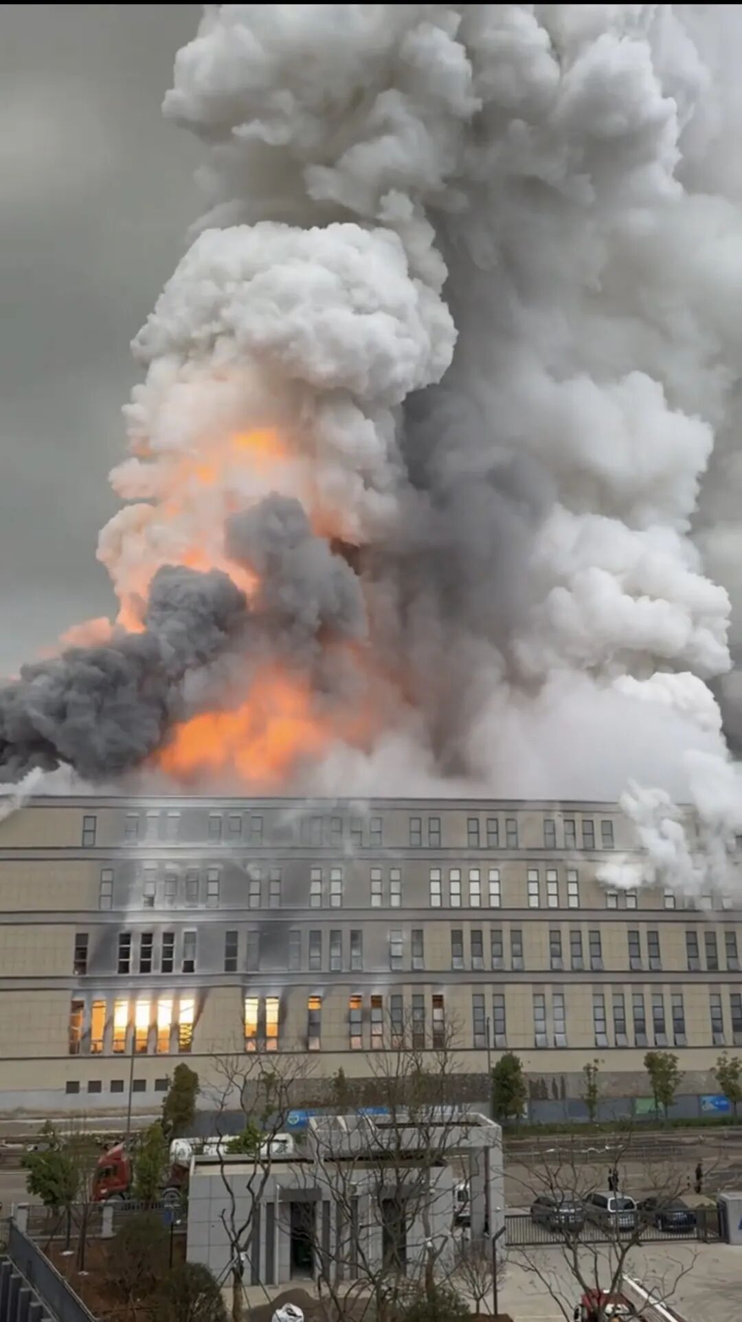 浙江宁波一工厂突发火灾,大火持续燃烧了数小时!官方通报 浙江宁波一工厂突发火灾,大火持续燃烧了数小时!官方通报