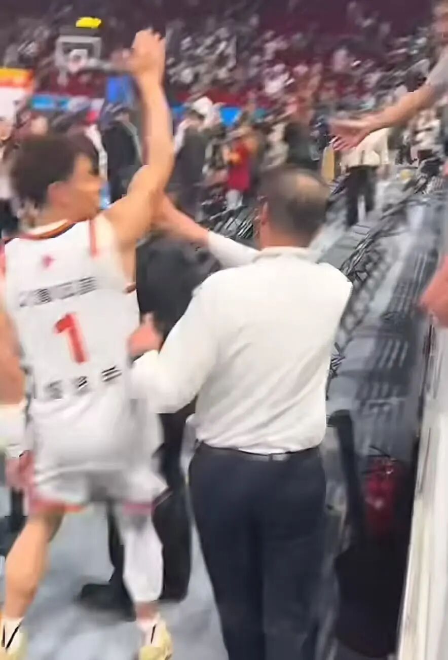 上海球员与球迷击掌遭安保阻拦推搡，北京首钢篮球俱乐部：非俱乐部人员，他是维持秩序