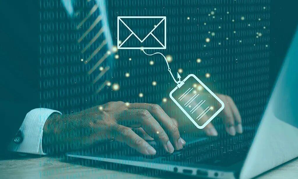 打开“同事”发来的文件后电脑瞬间瘫痪 警惕新型钓鱼攻击