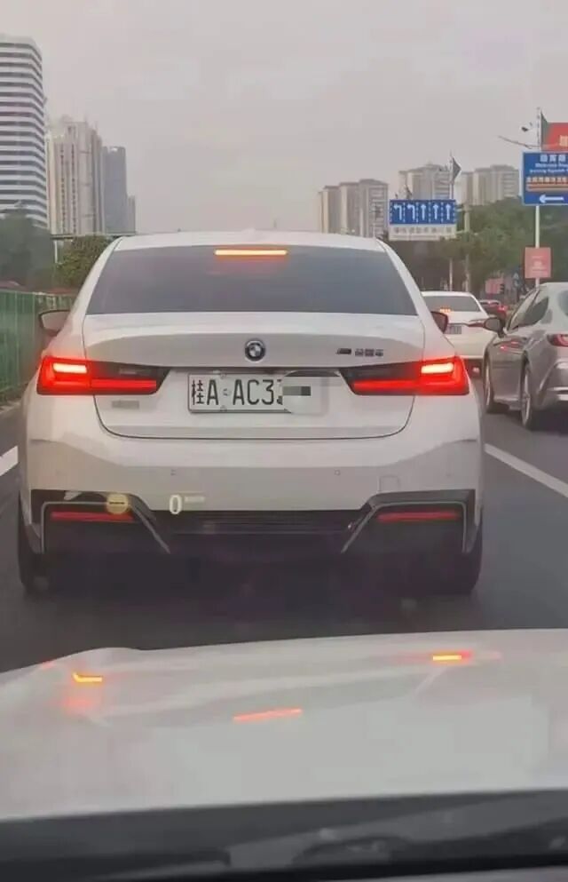 多地突然出现白色车牌，还有网友称“更具高级感”，交管回应：违法！