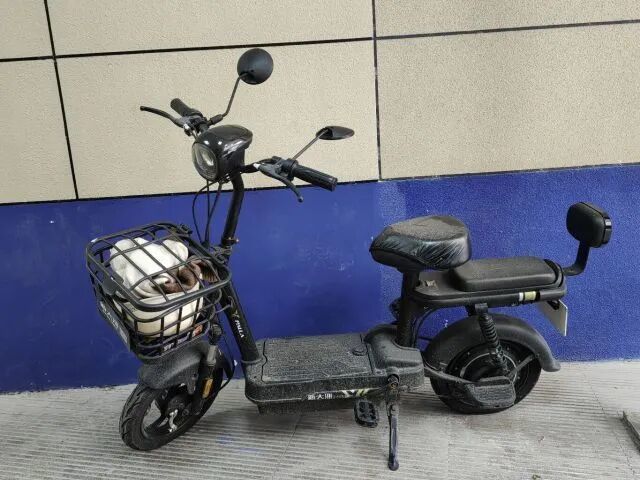 杭州一辆电动车停放多日被人推走，警方接警后一小时破案！