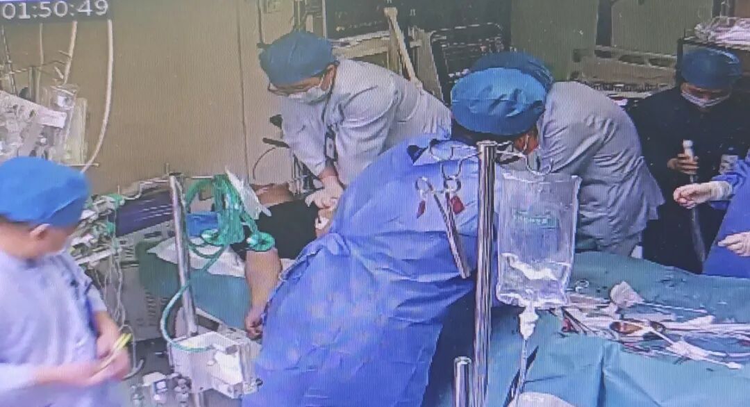 武汉35岁男子在急诊室突然倒地！此前曾通宵打牌、熬夜、吃烧烤、喝酒……