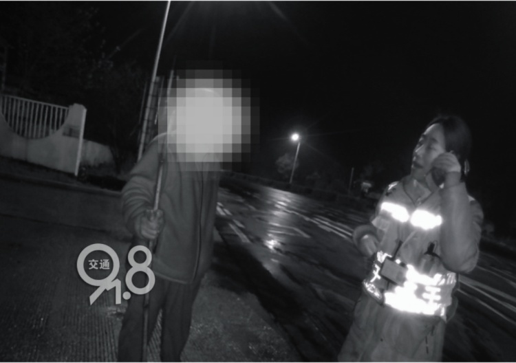 杭州独居老人徒步20公里后迷路，3天未进食被高速收费员收留