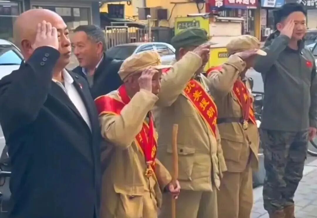 “不用算钱！老人家能来小店吃饭，是我们的荣耀”