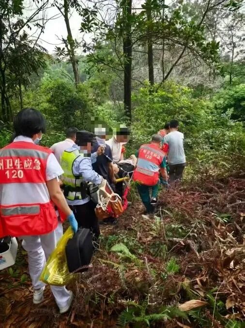 61岁老人祭祖时突发心梗 医护人员手提十多公斤设备一路爬到山顶救回一命 61岁老人祭祖时突发心梗 医护人员手提十多公斤设备一路爬到山顶救回一命