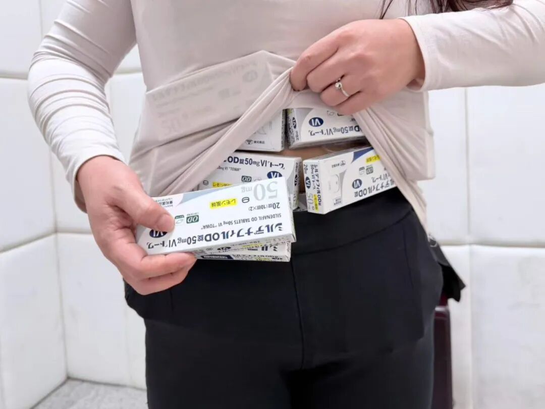 女子身绑73盒药品入境，被深圳海关查获