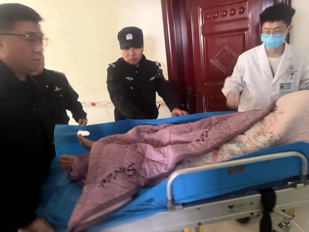 电话响着却无人接......民警爬窗一看，紧急破门！