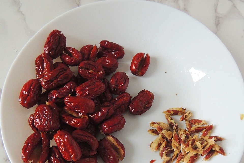 男子误吞枣核致肠穿孔！医生提醒：误食后这些“错误”千万别犯