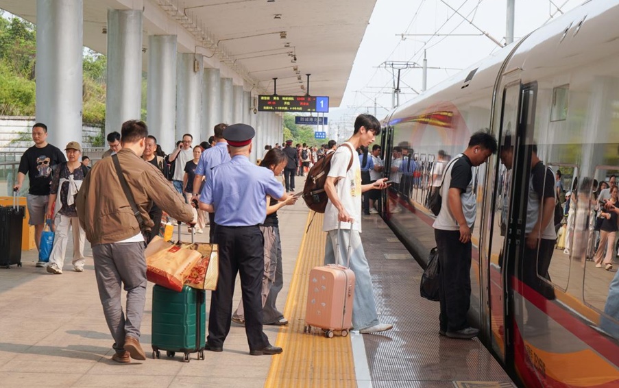 广西“三月三”假期国铁南宁局加开523列动车