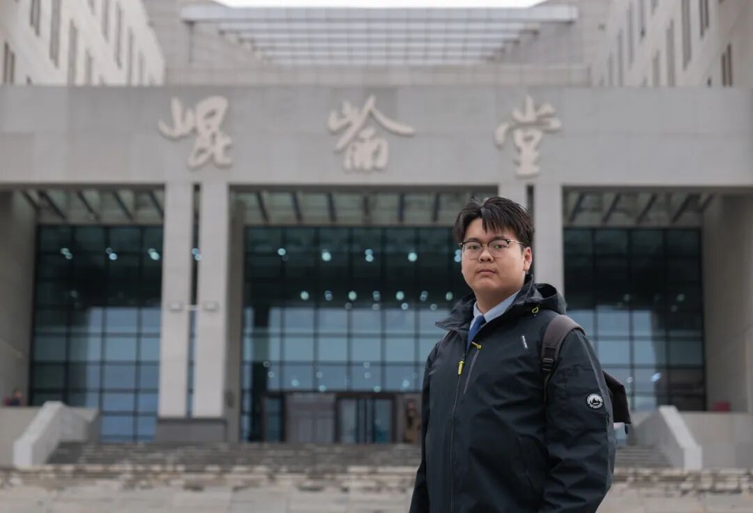 小区夜晚发生火灾，兰大学子冲入救火……