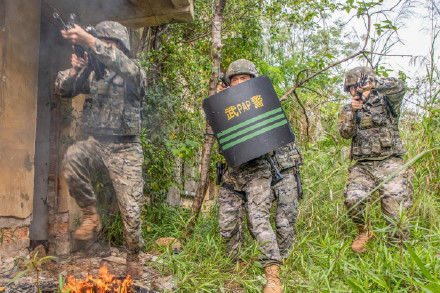 直击武警广西总队某支队演练现场 直击武警广西总队某支队演练现场