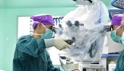 广东一61岁女子突发抽搐、嘴角歪斜，脑内抽出8厘米活虫！医生紧急提醒：别再这样吃了