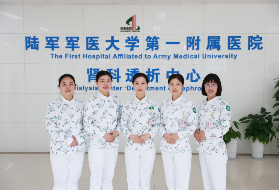 公交车上遇到乘客突发眩晕症，5名重庆护士紧急救援，不到10分钟将乘客安全送医