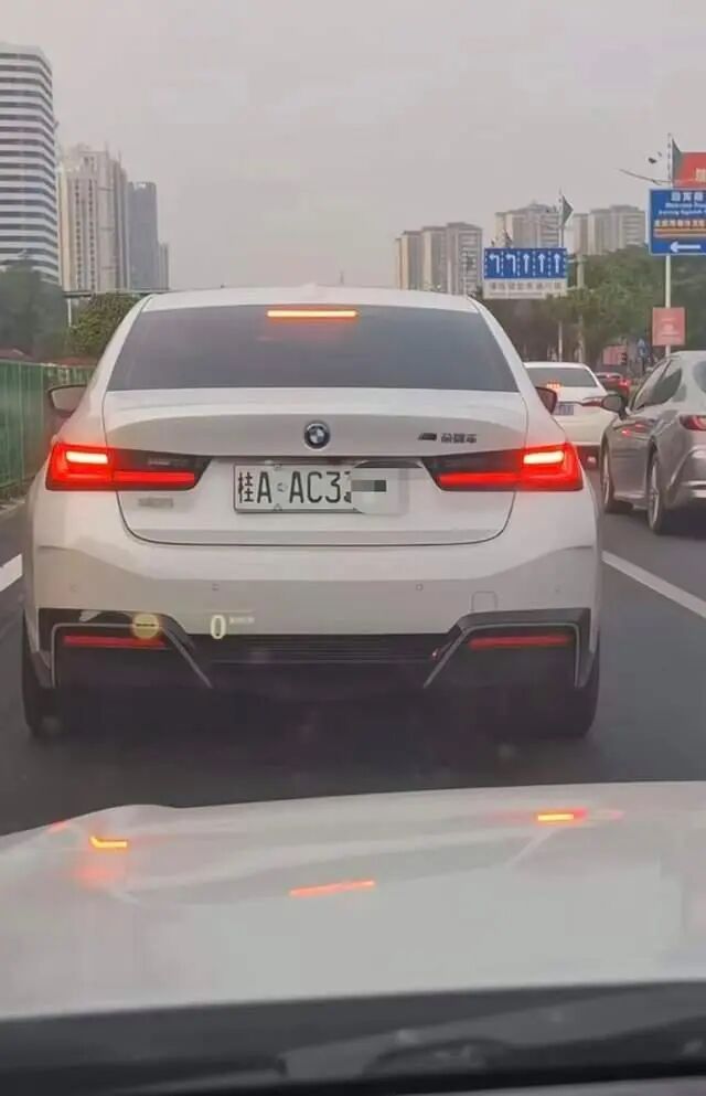 嫌绿牌丑自己改成白色？多地新能源车主跟风改色，交管回应：不合法！