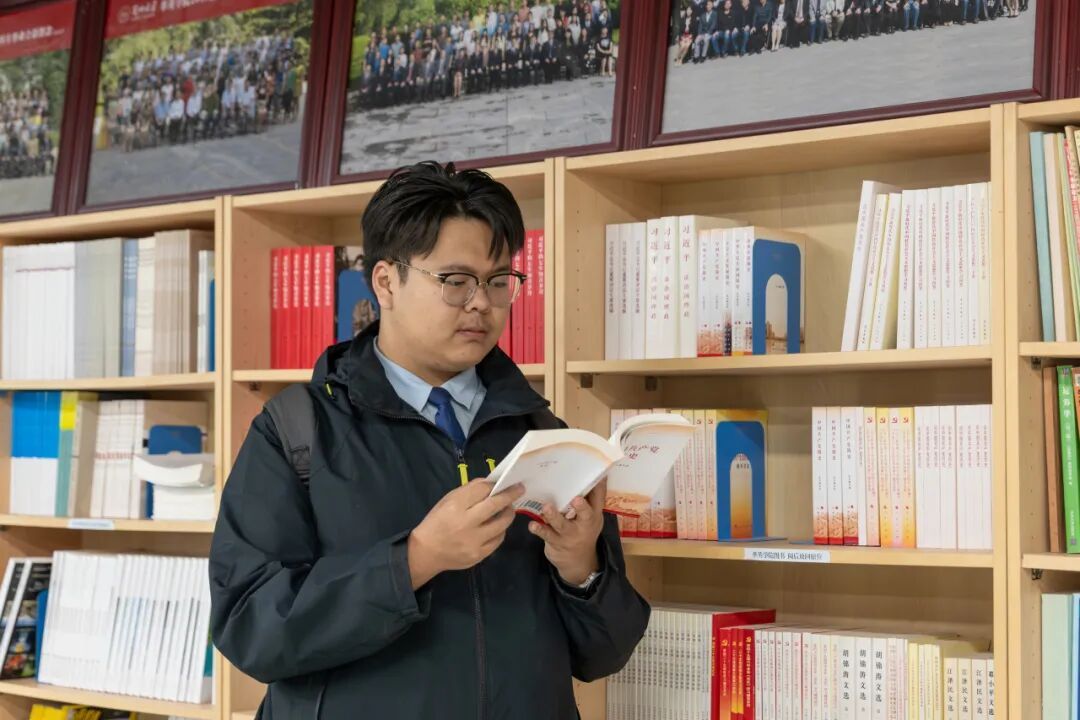 小区夜晚发生火灾，兰大学子冲入救火……