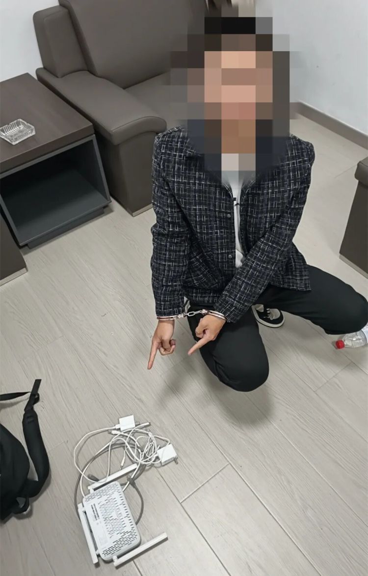 吕某某在宾馆里为境外诈骗分子提供电信转接服务,已被黄山警方拘留 吕某某在宾馆里为境外诈骗分子提供电信转接服务,已被黄山警方拘留