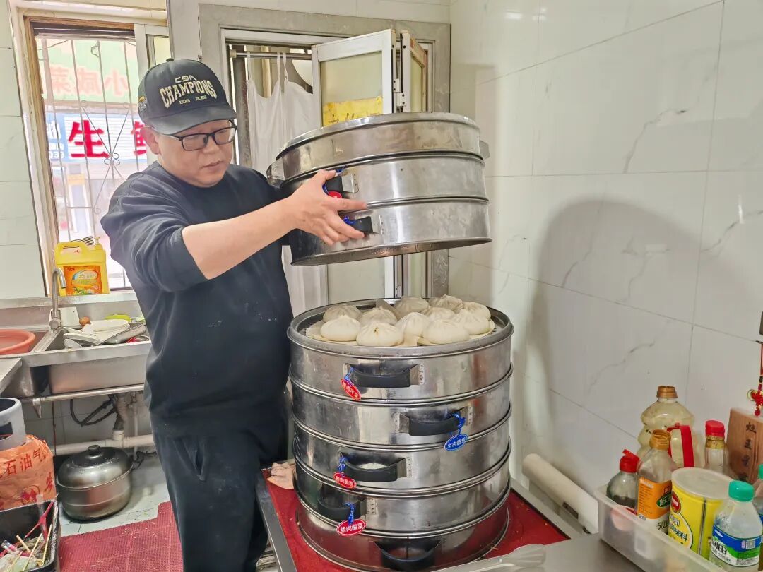 “不用算钱！老人家能来小店吃饭，是我们的荣耀”