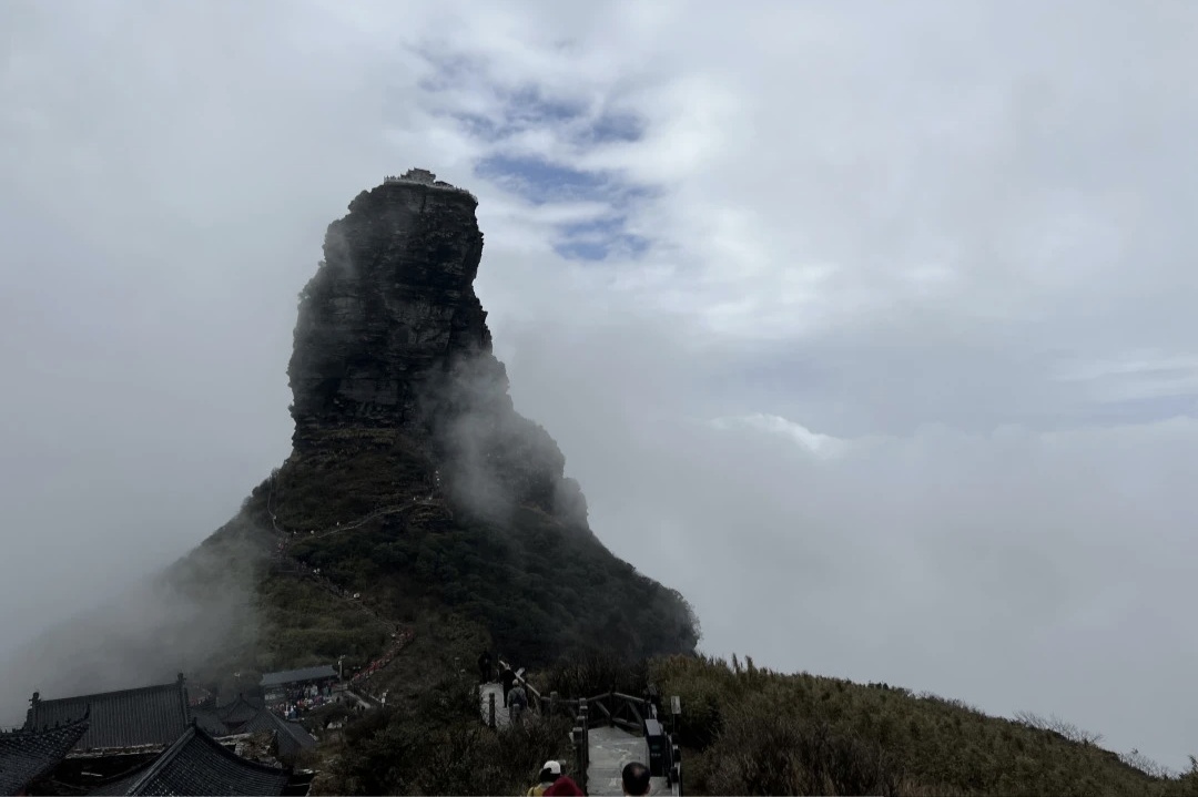 知名景区因爬不动的游客堵路了,工作人员硬核加油！网友:情绪价值拉满