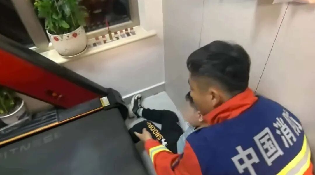 男童被卡跑步机 顺义消防提醒：家用健身器材运行时需看好孩子