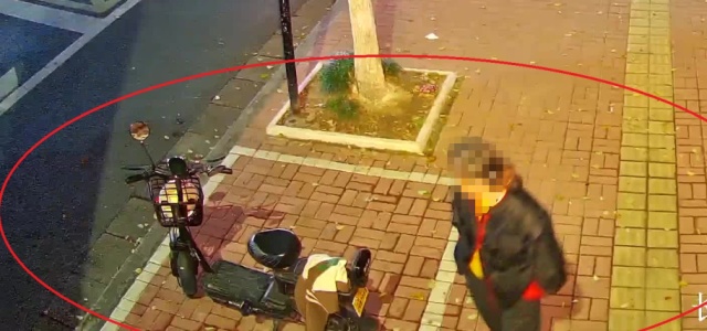 杭州一辆电动车停放多日被人推走，警方接警后一小时破案！