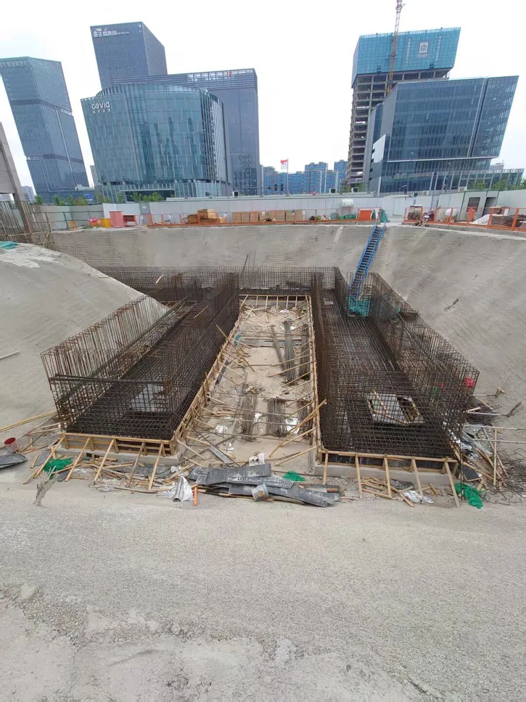 实探胖东来郑州店施工现场，前期工程基本收尾，“预计今年10月开业”