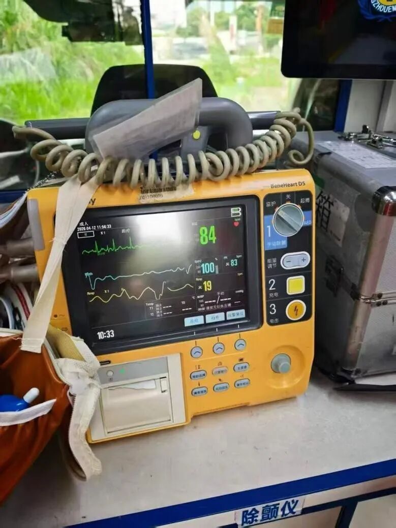 61岁老人祭祖时突发心梗 医护人员手提十多公斤设备一路爬到山顶救回一命 61岁老人祭祖时突发心梗 医护人员手提十多公斤设备一路爬到山顶救回一命