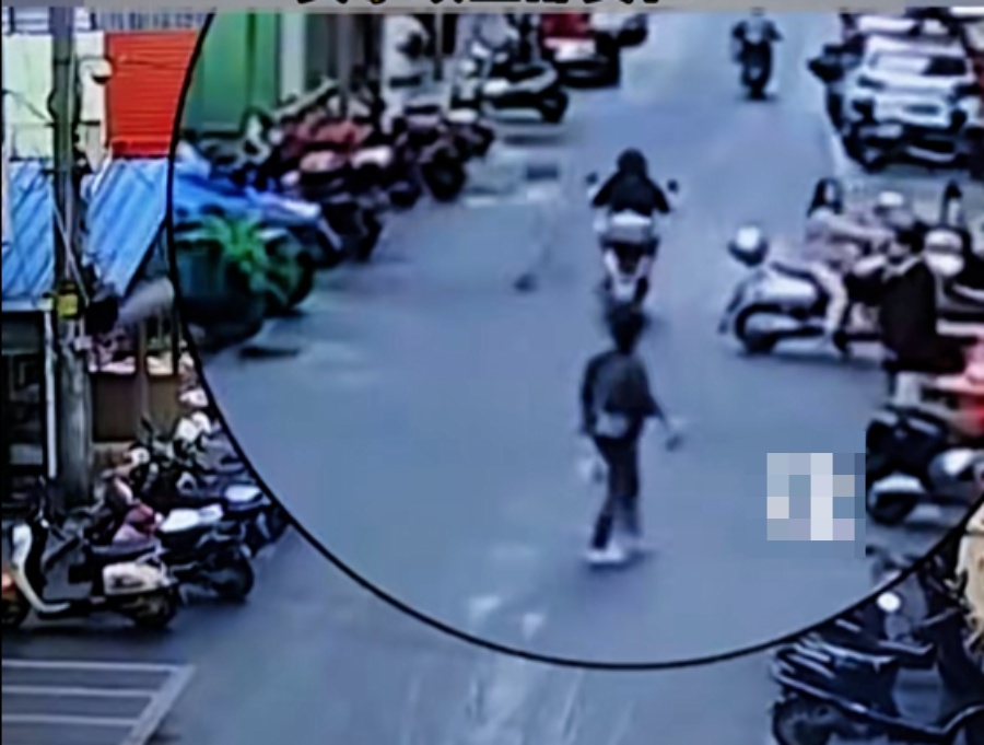 广西一7岁男童突然冲上马路，被电动车撞倒刮伤，交警：男童全责