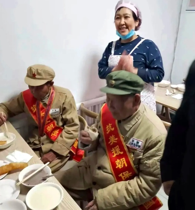 “不用算钱！老人家能来小店吃饭，是我们的荣耀”