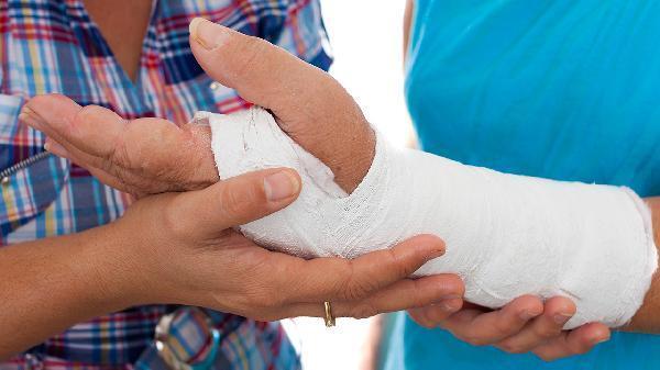 六旬阿姨轻轻一摔就骨折！天天补钙骨头为何还这么脆？医生详解