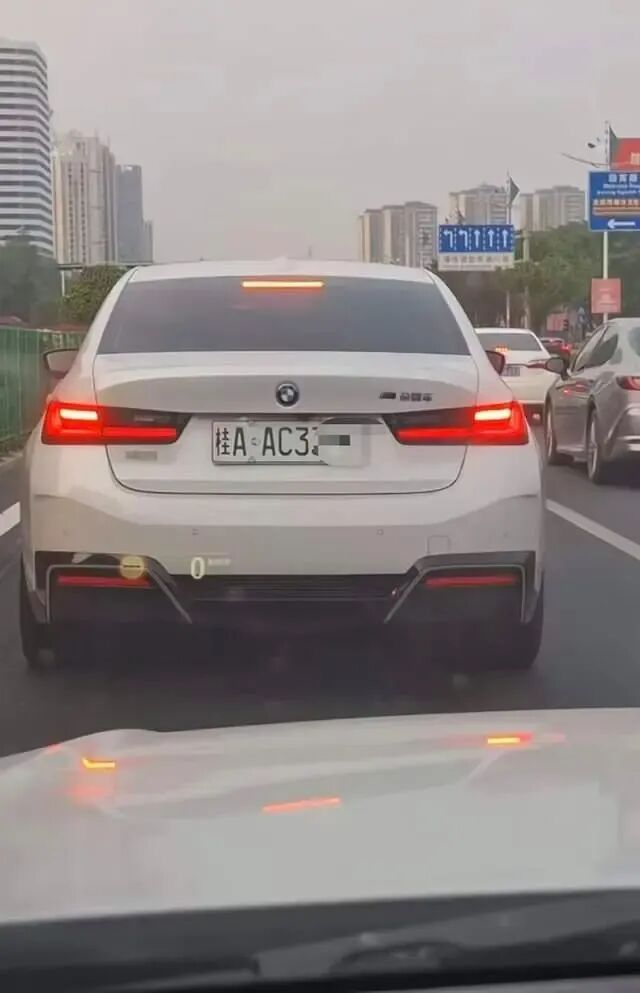 多地现白色新能源车牌,网友发布“褪色教程”,交管:发现可举报! 多地现白色新能源车牌,网友发布“褪色教程”,交管:发现可举报!