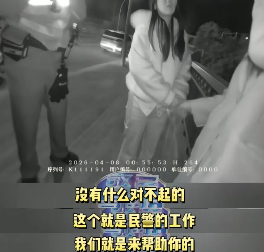 “你要是掉下去我肯定跳下去……”情绪崩溃年轻女子急坏路人和民警 “你要是掉下去我肯定跳下去……”情绪崩溃年轻女子急坏路人和民警