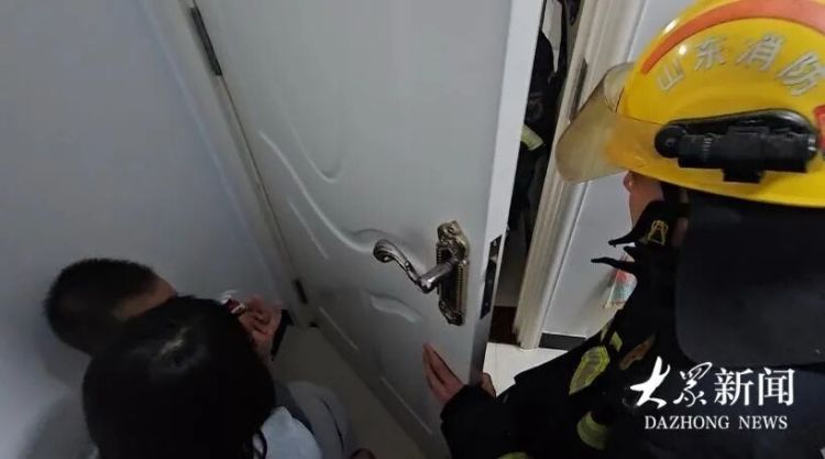 险！淄博一2岁半男童手指被卡，父母紧急报警求助……