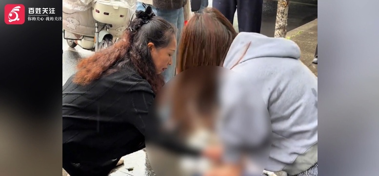 令人动容！老人突然晕倒失去知觉，幼儿园女护士在雨中跪地半小时紧急施救