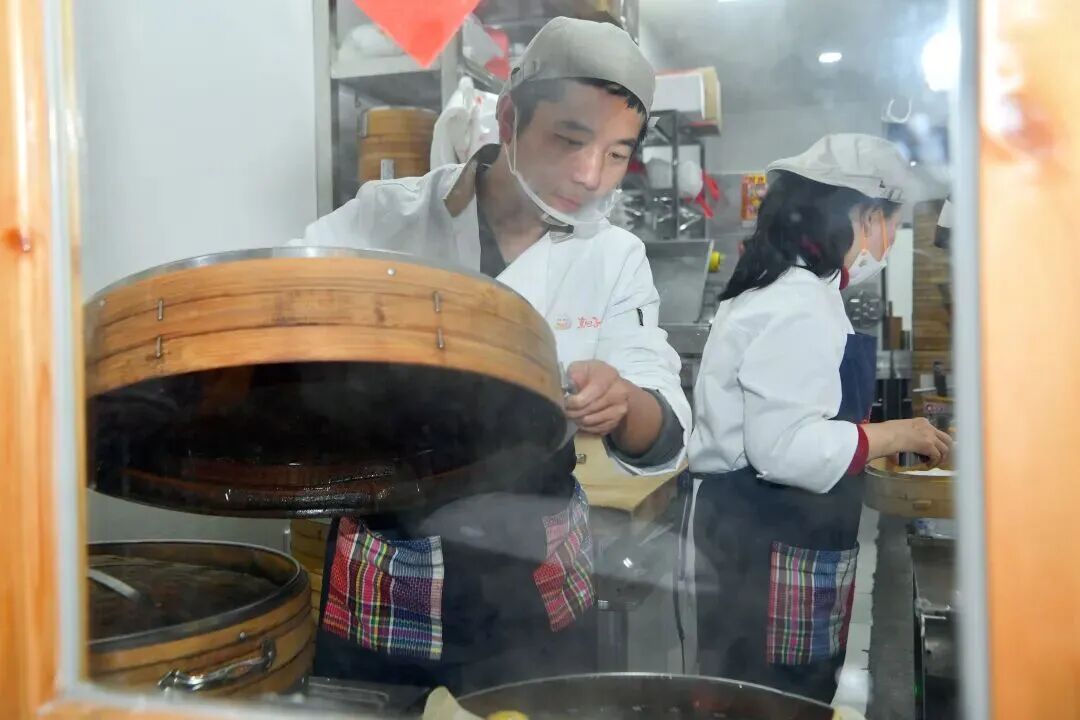 “老板，我考了三个第一！”“吃啥？随便点，我请客！”