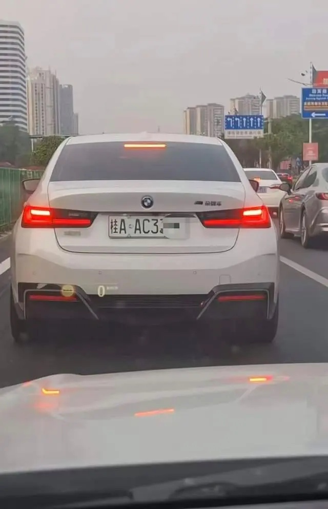 多地出现“白色新能源车牌”?交管回应:不合法! 多地出现“白色新能源车牌”?交管回应:不合法!