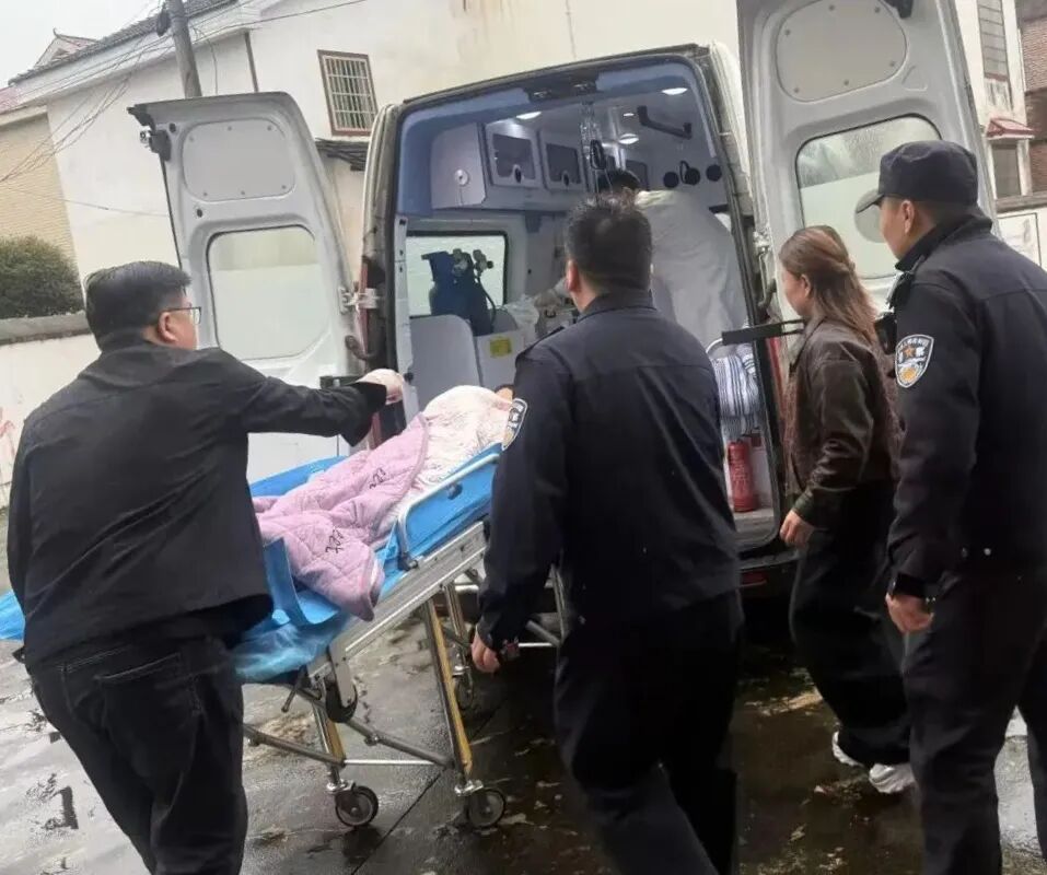 电话响着却无人接......民警爬窗一看，紧急破门！