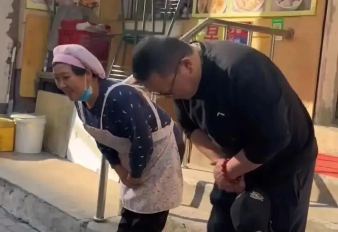 “不用算钱！老人家能来小店吃饭，是我们的荣耀”
