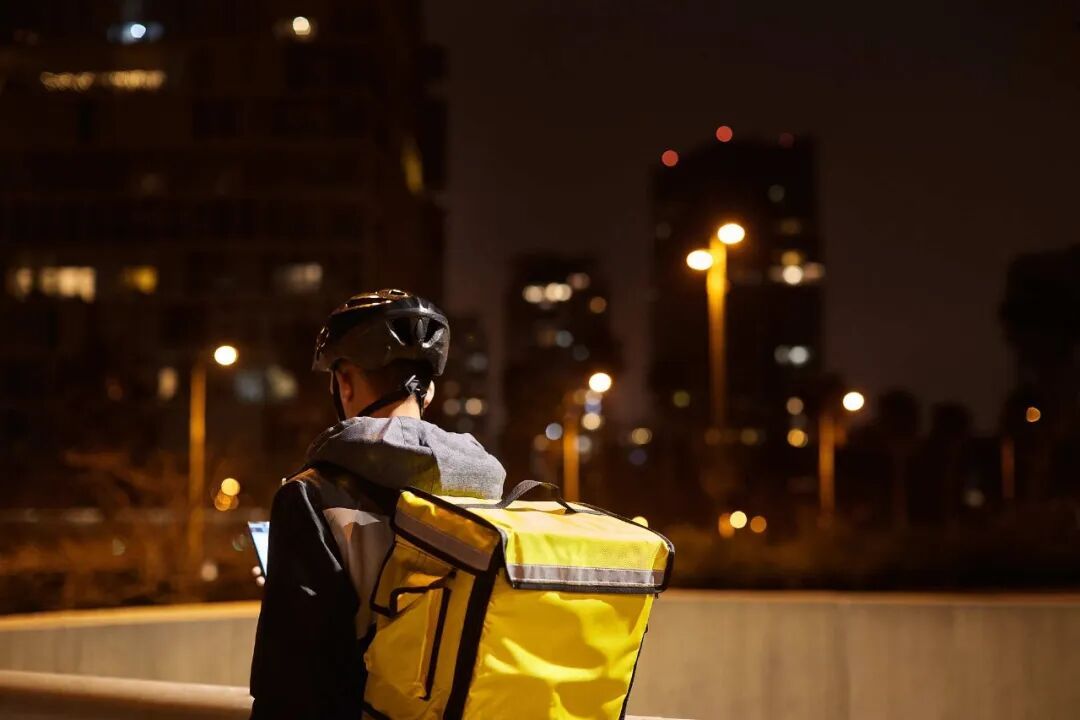 骑手日扣3元保费，猝死后理赔被拒？法院判了