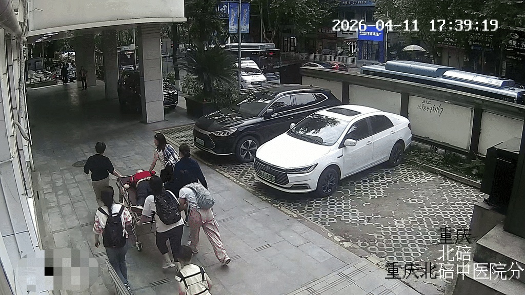 “大家快让开！我们是护士！” 一老人公交车内晕倒，重庆5名护士挺身而出